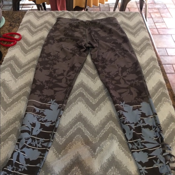 One gently used pair of ladies pants 👖 - Picture 3 of 7